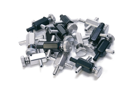 Uzamykatelný odvzdušňovací ventil pod kapotou