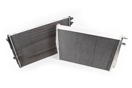 Toyota Supra A90 a BMW Z4 Chladicí radiátor mezichladiče