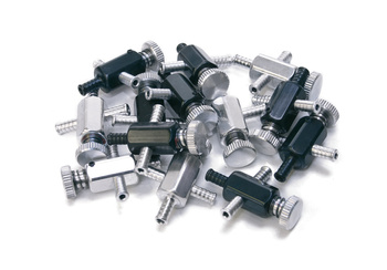 Uzamykatelný odvzdušňovací ventil pod kapotou