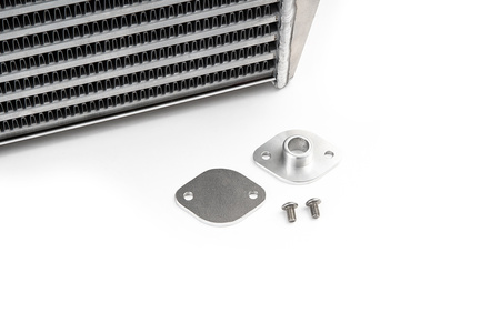 Hliníkový mezichladič Forge montovaný z boku pro VW Golf a SEAT Leon 1.8T - FMINTMK4S